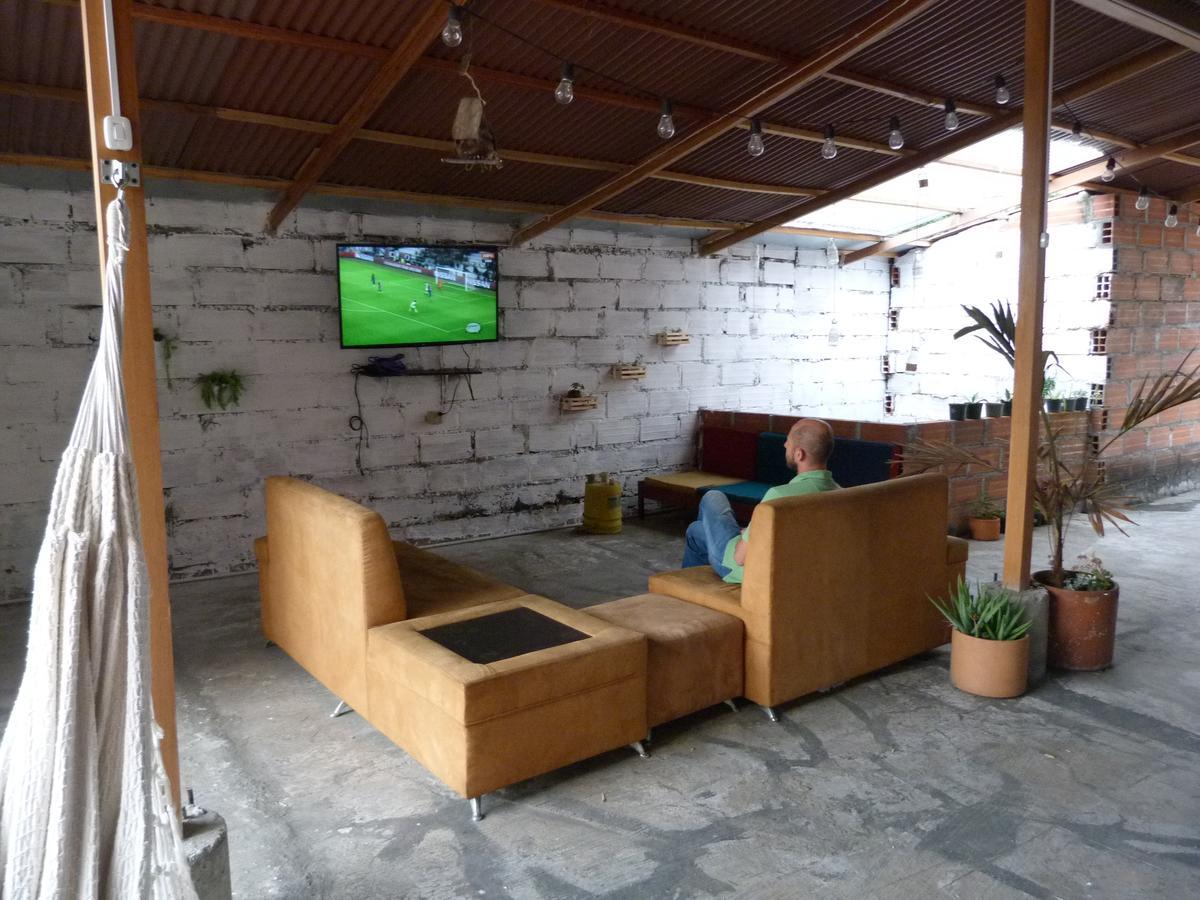El Descanso Donde Sara Hostel Medellin Exterior photo